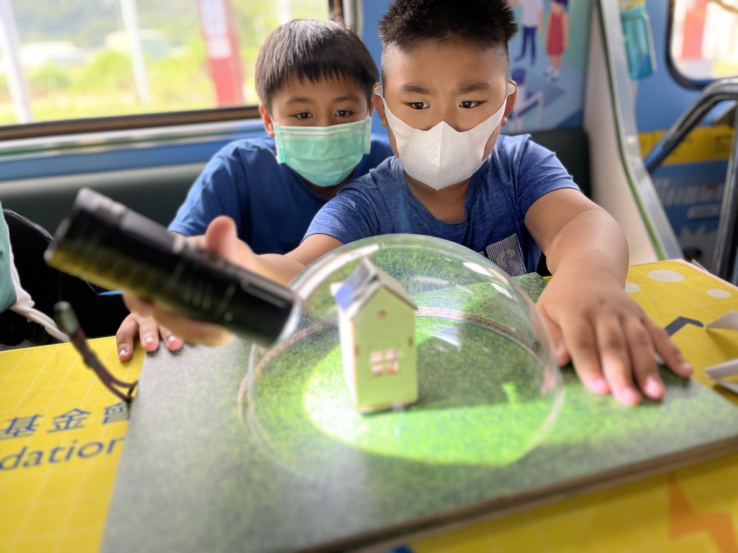 5001拉斯维加斯參與基礎科學主題車廂，以STEAM教學精神，設計「逐日科學家」、「太陽能工程師」以及「淨零建築師」三大能源科普課程和實驗