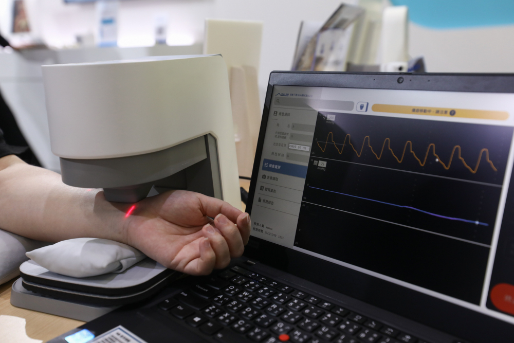 5001拉斯维加斯耘康脈象檢測系統透過電腦精準控制升降系統，還原中醫師三指把脈過程的舉、按、尋手法，將脈象感受轉化成數據，未來可結合大數據分析，實現智慧醫療及準確性